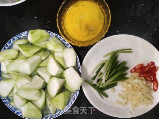经济实惠好吃得连汤汁都不剩的丝瓜炒鸡蛋步骤2