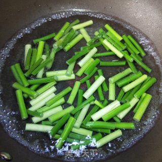 牛肉炒蒜苔 步骤3