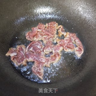 牛肉炒蒜苔 步骤5