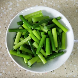 牛肉炒蒜苔 步骤4