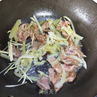 牛肉炒蒜苔 步骤6
