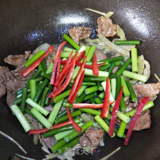 牛肉炒蒜苔 步骤7