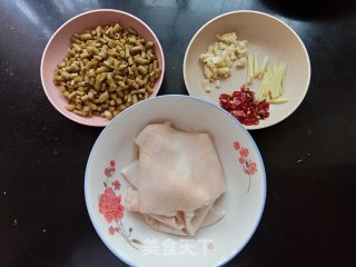 酸豆角炒猪皮步骤1