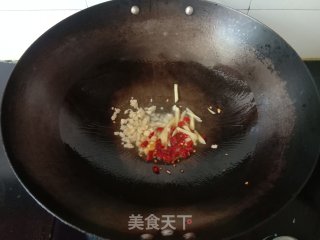 酸豆角炒猪皮步骤6