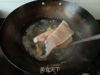 酸豆角炒猪皮步骤4