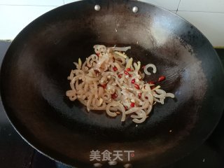 酸豆角炒猪皮步骤7