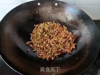 酸豆角炒猪皮步骤8