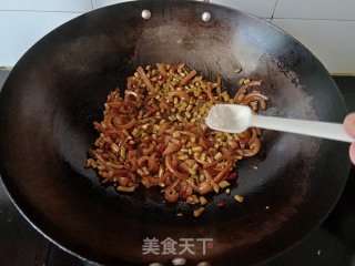 酸豆角炒猪皮步骤11