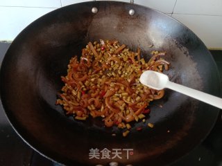 酸豆角炒猪皮步骤10