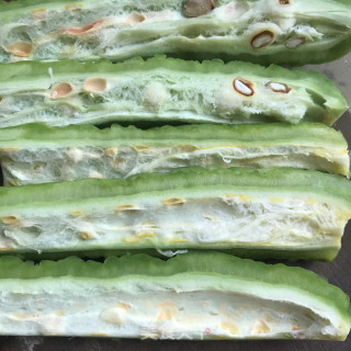 苦瓜洋葱炒蛋步骤1
