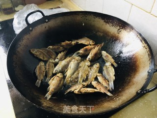 干煎小鲫鱼步骤2