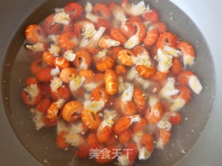 小米椒芹菜炒虾尾步骤2