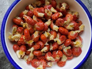 小米椒芹菜炒虾尾步骤1