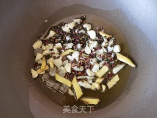 小米椒芹菜炒虾尾步骤4