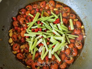 小米椒芹菜炒虾尾步骤14