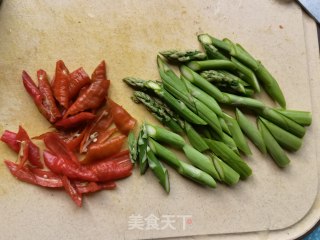 芦笋辣椒炒鸡蛋步骤1