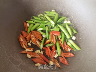 芦笋辣椒炒鸡蛋步骤7