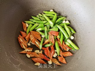 芦笋辣椒炒鸡蛋步骤8