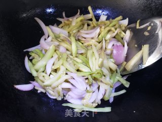 紫茄子炒洋葱步骤4