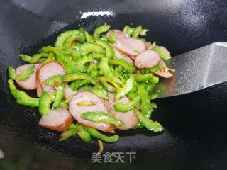 苦瓜炒红肠步骤5