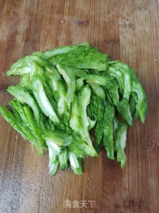 苦瓜炒红肠步骤3