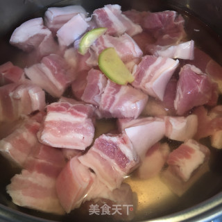 墨鱼干红烧肉步骤1