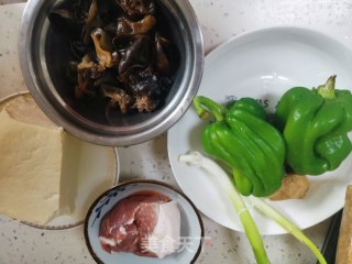 青椒木耳炒豆腐步骤1