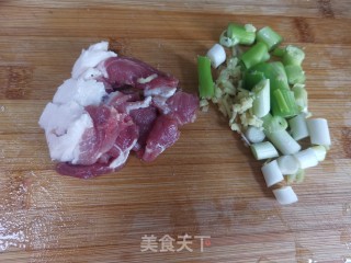 青椒木耳炒豆腐步骤2