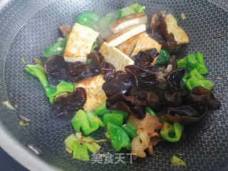 青椒木耳炒豆腐步骤7