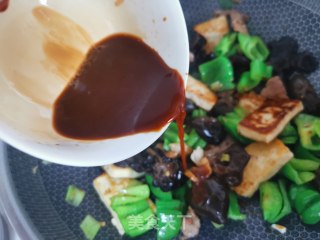 青椒木耳炒豆腐步骤8