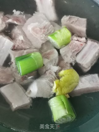 酸汤排骨步骤1