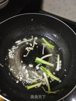 吃腻了白灼虾来个酱油葱炒虾步骤2