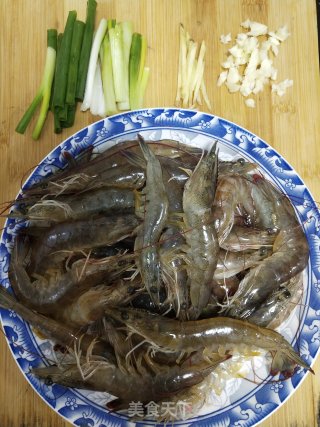 吃腻了白灼虾来个酱油葱炒虾步骤1