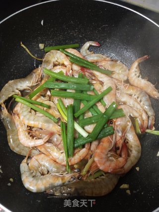 吃腻了白灼虾来个酱油葱炒虾步骤4