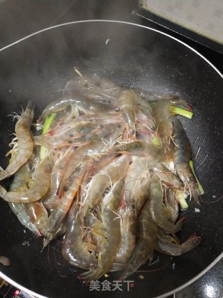 吃腻了白灼虾来个酱油葱炒虾步骤3