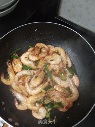 吃腻了白灼虾来个酱油葱炒虾步骤5