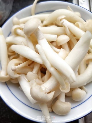 白玉菇滑蛋步骤2