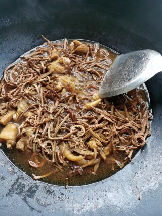 蕨菜干炖鸡肉步骤7