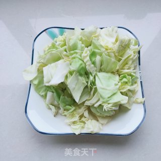 五花肉炒包菜步骤1