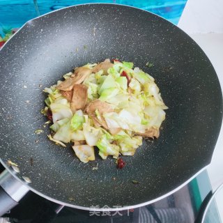 五花肉炒包菜步骤10