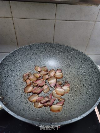 腊肉炒马蹄笋步骤2