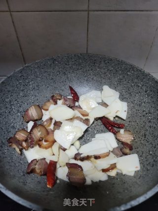 腊肉炒马蹄笋步骤4