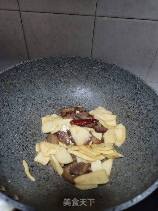腊肉炒马蹄笋步骤6