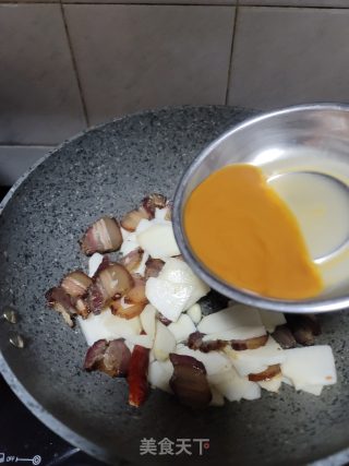 腊肉炒马蹄笋步骤5