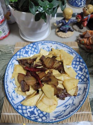 腊肉炒马蹄笋步骤7