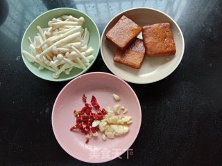 海鲜菇炒香干步骤1