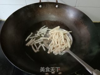 海鲜菇炒香干步骤3