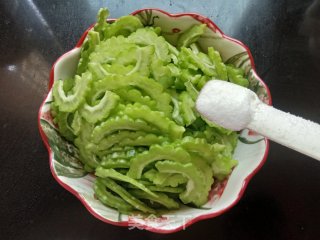 毛豆炒苦瓜步骤2
