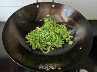 毛豆炒苦瓜步骤7