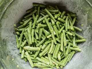 蒜蓉辣椒炒蒸豆角步骤4